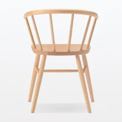 Muji Chaise en hêtre massif à pieds arrondis et accoudoirs
