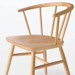 Muji Chaise en hêtre massif à pieds arrondis et accoudoirs