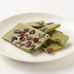 Sale Muji Chocolat blanc avec des canneberges sucrées, des graines de citrouille et du thé vert matcha