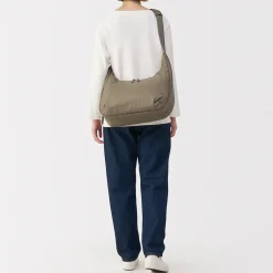 Online Muji Sac à bandoulière rembourré et déperlant en nylon recyclé