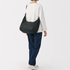 Online Muji Sac à bandoulière rembourré et déperlant en nylon recyclé